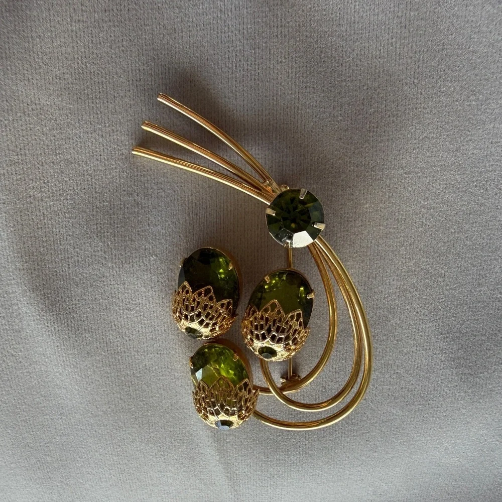Vintage Sarah Coventry “Touch of Elegance” Brooch | Olivine/Peridot Green | D&E